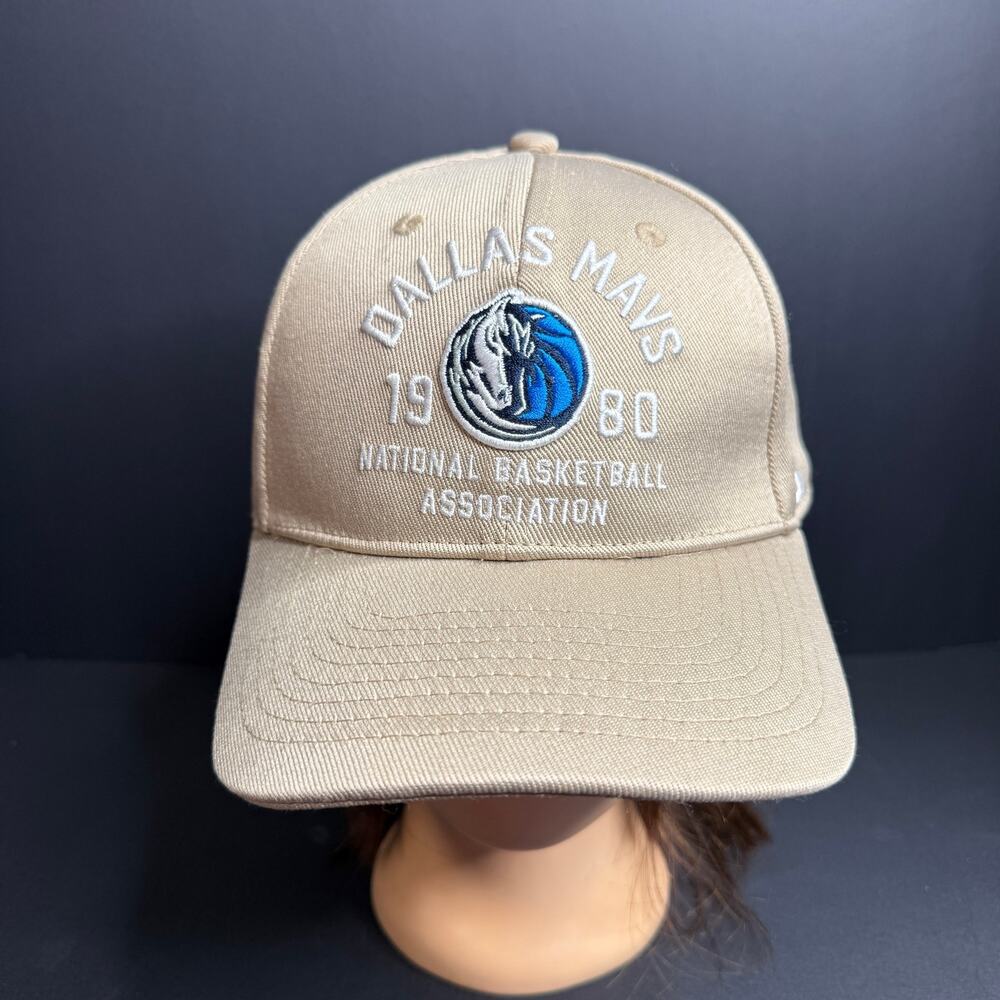 Ultra Game Dallas Mavericks 1980 Horse Logo Snapback Beige